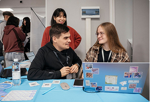Сотрудники IQ Dev общаются за столом на мероприятии